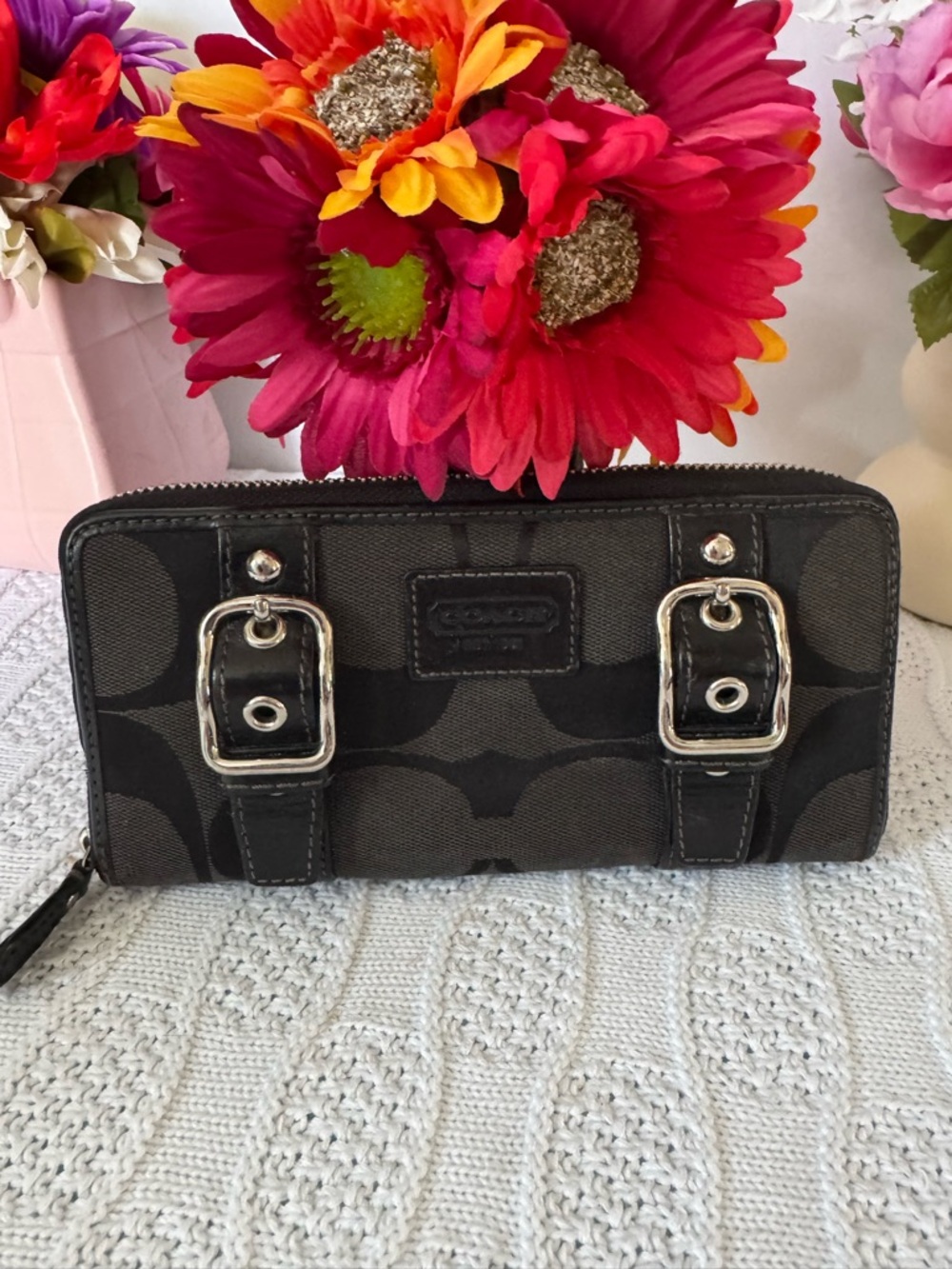 Coach Zoe EUC Signature C zip buckle wallet